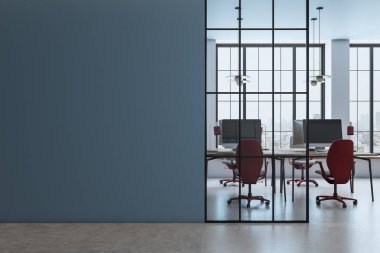 Camdan bölmeleri, kırmızı sandalyeleri ve şehir manzarasına bakan geniş pencereleri olan çağdaş bir ofis. Model için boş duvarı olan temiz bir tasarım. 3B Hazırlama.