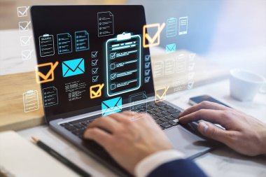 Işık arka planında holografik dosya, kontrol listesi ve e-postaları olan bir kişi kullanıyor. Dijital belge yönetimi kavramı