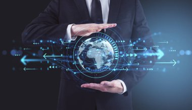 Takım elbiseli iş adamı elinde dijital veri okları olan sanal bir dünya tutuyor, koyu arkaplan üzerinde neon mavi ışık efektleri, küresel teknoloji kavramı