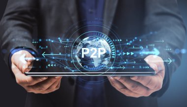 Işıldayan P2P sembolü, dijital küresel harita, karanlık arkaplan üzerindeki oklar ve veri akışı, sanal teknoloji kavramına sahip bir iş adamı elinde tableti tutuyor