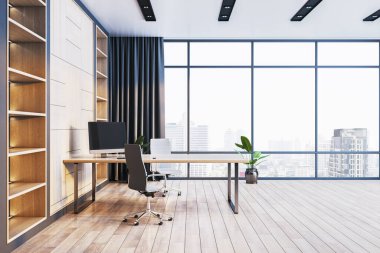 Ahşap masa, raflar, siyah sandalye ve büyük cam pencerelerden şehir manzaralı parlak modern ofis içi. 3B Hazırlama