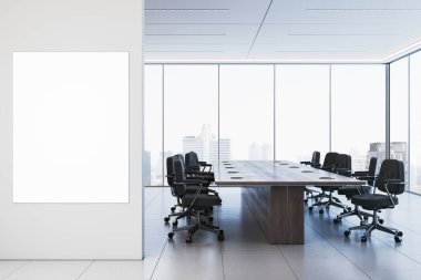 Boş modern konferans odası, büyük ahşap bir masa, siyah sandalyeler ve duvarında beyaz bir poster çerçevesi. Şehir manzaralı parlak bir yer. 3B Hazırlama