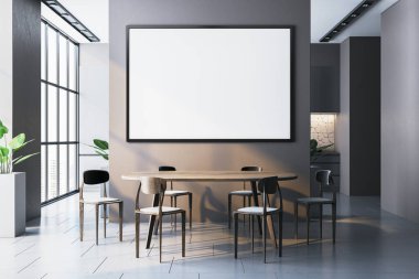 Ahşap masa, sandalyeler ve karanlık duvarda boş çerçeve ile zarif bir yemek masası. Büyük pencereler rahat modern alana doğal ışık sağlıyor. 3B Hazırlama