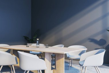 Minimalist yemek alanı, ahşap masa, beyaz sandalyeler, yumuşak ışıklandırma ve karanlık duvarlarda gölgeler. 3B Hazırlama