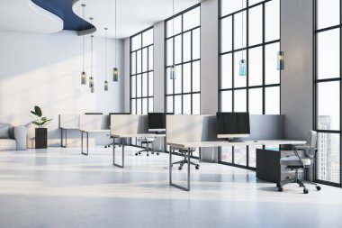 Masaları, sandalyeleri, bilgisayarları ve büyük pencereleri olan modern ofis çalışma alanı. Parlak ve ferah bir şirket tasarımı. 3B Hazırlama.