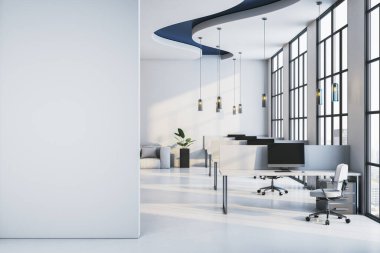 Masaları, sandalyeleri ve bilgisayarları olan, geniş pencereli ve şık ışıklandırmalı çağdaş ofis alanı. Model için beyaz duvar. 3B Hazırlama