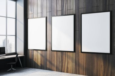 Ahşap ofis duvarında siyah çerçeveli üç boş poster, şehir manzaralı büyük bir pencerenin yanında. Ofis tasarımı ve markalaşma kavramı. 3B Hazırlama.