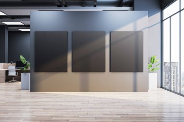 Modern ofis içinde ahşap zemin, büyük pencereler ve şehir manzaralı bir bölme duvarında üç boş dikey siyah poster. 3B Hazırlama