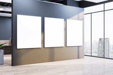 Modern ofis odasının gri duvarında boş beyaz dikey posterler, ahşap zemin, geniş pencere, şehir arka planı. 3B Hazırlama