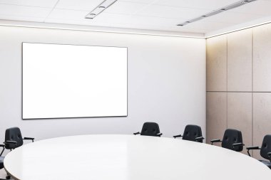 Boş modern ofis toplantı odası yuvarlak masa, duvarında beyaz ekran, siyah sandalyeler, açık tavan ve temiz tasarım. 3B Hazırlama