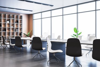 Boş modern iş toplantı odası, siyah beyaz sandalyeler, büyük pencereler ve şehir manzarası olan parlak ofis içi. 3B Hazırlama