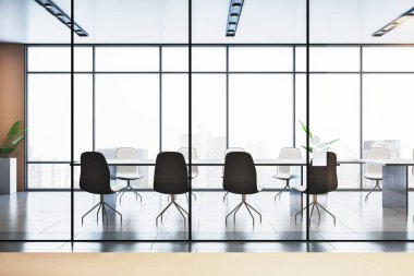 Modern konferans odasında siyah beyaz sandalyeler, büyük pencereler ve şık bir şirket ofisinde şehir manzarası. 3B Hazırlama