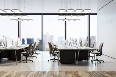 Parlak bir ortamda bilgisayar ve sandalyelerle çağdaş açık ofis düzeni, minimal tarz, şehir arka planı, kurumsal iş kavramı. 3B Hazırlama