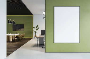 Modern ofis içinde yeşil duvarda dikey boş poster çerçevesi ve arka planda çalışma odaları var. 3B Hazırlama