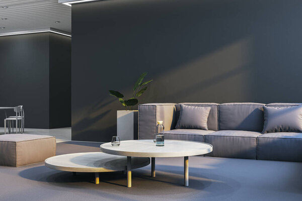 Стильная гостиная с серым диваном, круглыми журнальными столиками и растением в современном интерьере. Мягкое освещение улучшает уютную атмосферу. 3D рендеринг