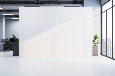 Poster ya da tabela için büyük boş beyaz duvarlı temiz ofis, modern tarz, pencerelere yakın, kurumsal iş alanı kavramı. 3B Hazırlama