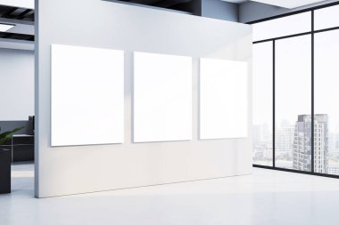 Temiz, modern ofis odasının içi geniş pencereli ve şehir manzaralı beyaz bir duvarda üç boş dikey poster çerçevesi. 3B Hazırlama