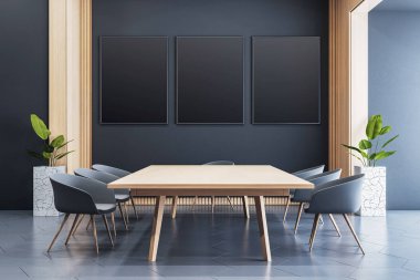 Modern ofis içinde boş siyah dikey poster çerçeveleri. Ahşap masa, gri sandalyeler ve bitkiler, temiz zemin ve karanlık arka planda. 3B Hazırlama