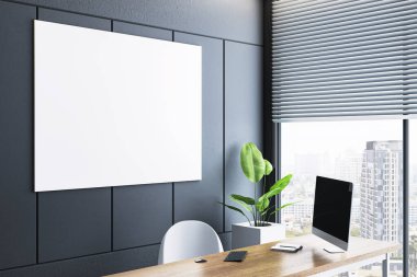 Karanlık duvarında boş tuval olan modern ofis odası, pencerenin yanında ahşap masa ve şehir manzarasını gösteren bilgisayar. 3B Hazırlama