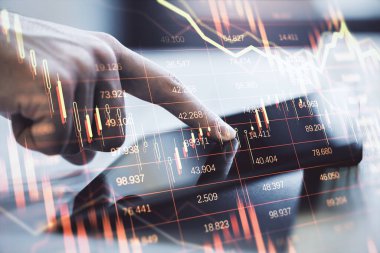 Finansal tablet tableti kullanan bir kişinin yakın plan fotoğrafı, hafif arka plan, yatırım kavramı, borsa ve iş teknolojisi