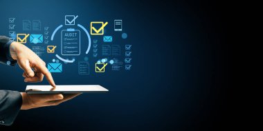 Dijital denetim simgelerine, kontrol listesi sembollerine ve karanlık arkaplan üzerindeki ışık grafiklerine sahip tablet kullanan işletmeciler, iş analizi kavramı