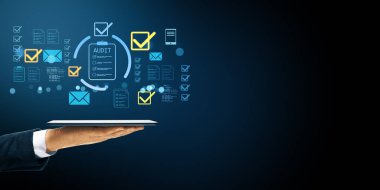 Denetim listesi, belge ve e-posta simgelerine sahip iş ellerinin tutulduğu tablet koyu arkaplan, sanal onay kavramı