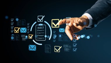 İşadamı eli işaretli ve sembollü dijital denetim simgelerine dokunuyor, parlayan sanal mavi arkaplan, veri doğrulama kavramı