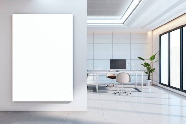 Duvarda boş, dikey, modern ofis içi, temiz mobilyalar, geniş pencereler ve çağdaş arka planı olan bir tuval var. 3B Hazırlama