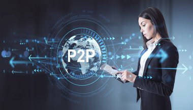 Holografik P2P dünya haritası arayüzüne sahip tablet kullanan iş kadını, karanlık arkaplan üzerine fütürist ışık örtüsü, küresel veri ağı kavramı