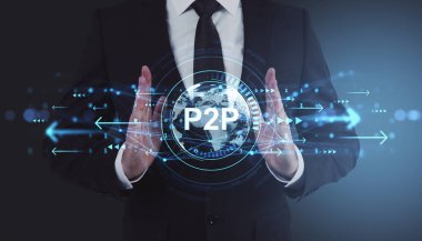 P2P hologramı ve küresel arayüze sahip iş adamı koyu arkaplan, mavi neon oklar ve teknoloji sembolleri, dijital ağ kavramı
