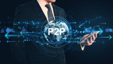 Dijital P2P arayüzü ve karanlık arka planda küresel ağ oklarına sahip tablet kullanan iş adamı, modern siber teknoloji kavramı