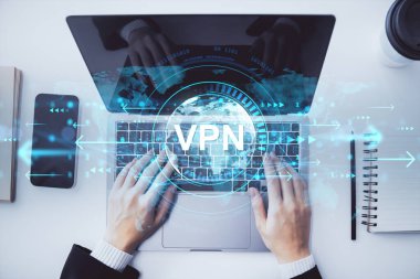 Bilgisayarda klavye üzerinde VPN hologramı olan kişi, modern iş teknolojisi tarzı, ışık masası arka planı, küresel veri güvenliği kavramı