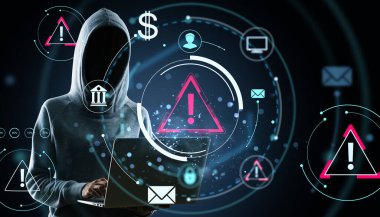 Kapüşonlu kişi dijital uyarı ve teknoloji simgelerine sahip dizüstü bilgisayar kullanıyor, karanlık arka planda fütüristik ışık efektleri, siber güvenlik tehditleri kavramı