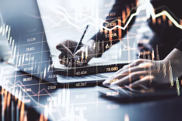 Dizüstü bilgisayar üzerinde çalışan kadın eller ve ofis masasında mali tablolarla birlikte çalışan not defterleri, iş analizlerini ve borsa büyümesi kavramını gösteriyor