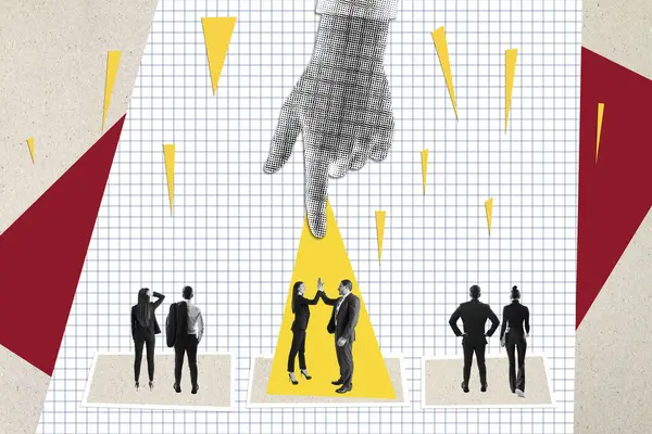 İş adamları büyük bir el ile spot ışıkları altında seçiliyor, şebeke arka planında kolaj tarzı, fırsat veya adam toplama kavramını temsil ediyor