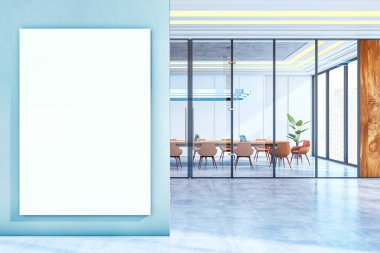 Temiz mavi bir duvarda boş bir tuval modeli, arka planda cam duvarları ve şık mobilyaları olan modern ofis odası. 3B Hazırlama