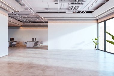 Minimum mobilya, beton zemin, açık tavan, geniş pencereler ve beyaz duvar arka planıyla geniş modern ofis içi. 3B Hazırlama