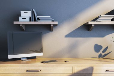 Ahşap masası, monitörü, kitapları ve dokulu duvarları olan modern iç çalışma alanı, güneşli arka plan. 3B Hazırlama