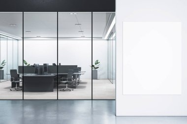 Modern mobilyaları ve temiz ışık arkaplanı olan çağdaş cam ofis odasının yanındaki beyaz duvarda boş poster modeli. 3B Hazırlama