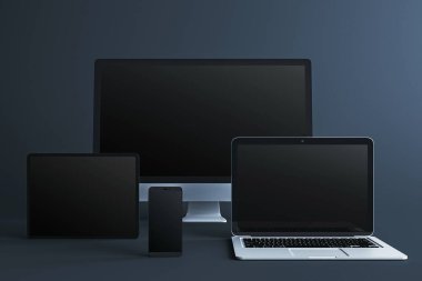 Teknoloji tasarımı sunumu konsepti için karanlık arka planda boş ekranları olan masaüstü, dizüstü bilgisayar, tablet ve akıllı telefonun temiz bir maketi. 3B Hazırlama