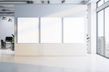 Temiz bir duvarda, geniş pencereli ve şehir manzaralı, çağdaş bir ofis içinde üç tane dikey beyaz poster. 3B Hazırlama