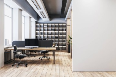 Ahşap zeminli modern boş ofis odası, minimalist masalar, sandalyeler ve raflar, beyaz duvar arka planı, kurumsal çalışma alanı kavramı. 3B Hazırlama