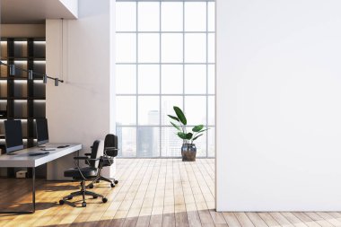 Masaları, sandalyeleri, bilgisayarları, bitkileri, büyük pencereleri ve parlak ahşap zemindeki boş beyaz duvarı olan çağdaş ofis odası. 3B Hazırlama