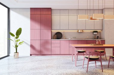 Pembe dolaplı modern mutfak, bej üst üniteler, terrazzo zemin, şık masa ve sandalyeler, büyük pencere, şehir manzaralı. 3B Hazırlama