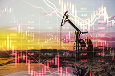 Petrol pompalama sahnesi finansal tablolar ve rakamlarla örtüşüyor, günbatımı arka planında çifte pozlama tarzı, enerji piyasası eğilimleri kavramı