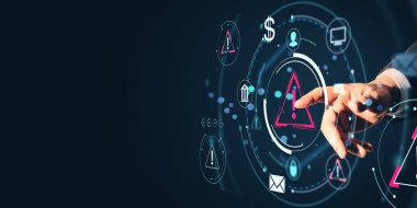 Fütürist bir arayüzde dijital uyarı sembollerine işaret eden bir iş adamı, karanlık bir arkaplanda parlayan teknoloji simgeleri, siber güvenlik riskini simgeliyor.