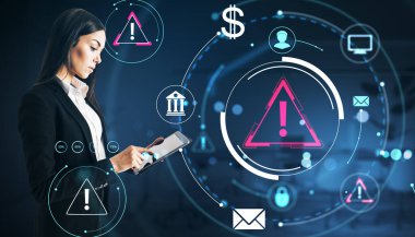 Uyarı simgeleri ve finansal sembolleri olan tablet kullanan iş kadını, karanlık arka planda fütürist teknoloji, siber güvenlik tehditleri kavramı