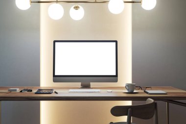 Ahşap masadaki boş bilgisayar ekran modeli. Temiz, modern ofis içi. Arka ışıklandırma duvarı ve zarif ışıklandırması var. 3B Hazırlama