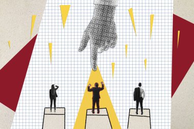 Sahne ışıkları ve dev el ile podyumlardaki üç iş adamı, şebeke ve geometrik arka planda, liderlik ve karar verme mekanizmasını sembolize ediyor.