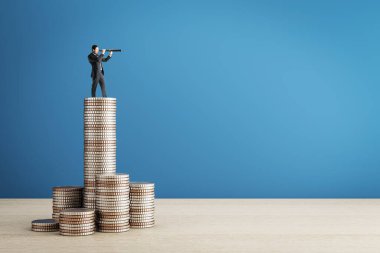 Teleskop, gerçekçi tarz, mavi arkaplan, yatırım vizyonu ve finansal başarı kavramları üzerinden bakan yüksek sikke yığınları üzerinde iş adamı